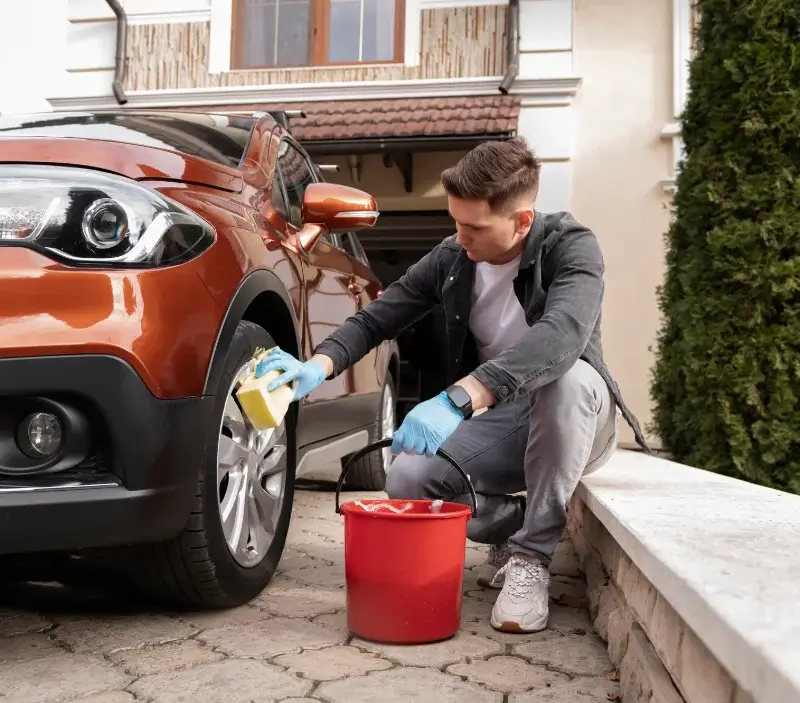 Lavage auto à domicile Uzein : professionnel intervenant sur un véhicule